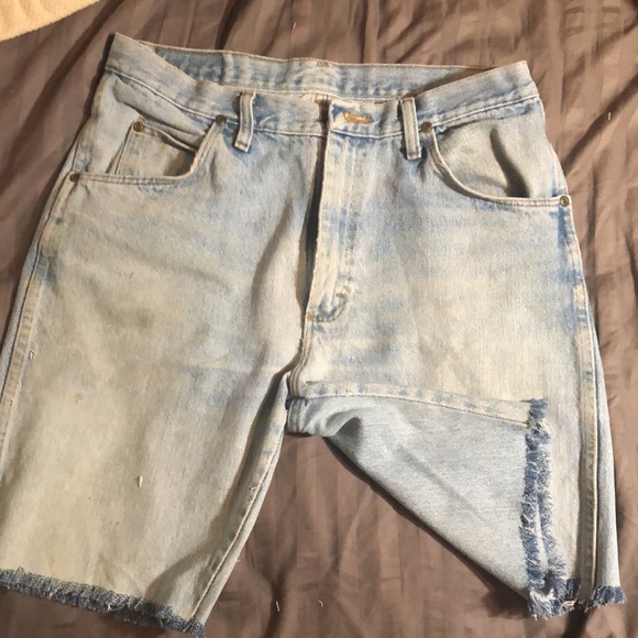 Vintage distressed wrangler shorts. Rare light wash. - Picture 3 of 4